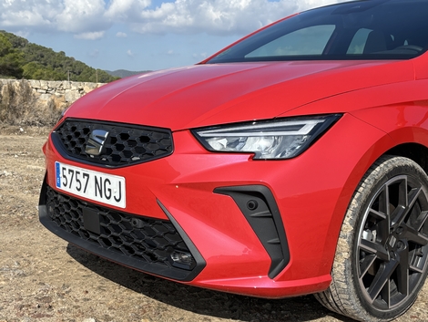 L’Ibiza reçoit un nouveau bouclier et de nouvelles optiques, façon Opel Corsa.