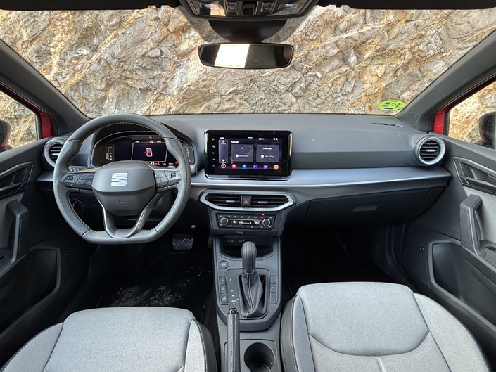 Seat a ajouté quelques garnitures, de nouveau revêtements de siège à l’occasion de ce second restylage. L’intérieur, agréable et plutôt bien fini accuse tout de même un petit coup de vieux face aux Peugeot 208 et à la nouvelle Renault Clio.