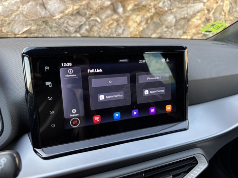 Statu quo pour le multimédia. L’écran de 8'' est équipé des connectivités Android et Carplay sans fil. Il est simple et rapide.