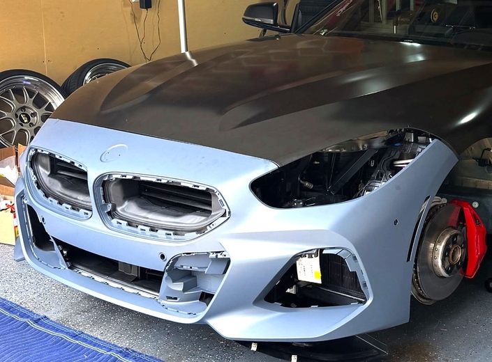 A priori, les assemblages de la face avant ne souffrent pas la critique. Un minimum quand on prétend pouvoir exposer au Sema Show de Las Vegas.