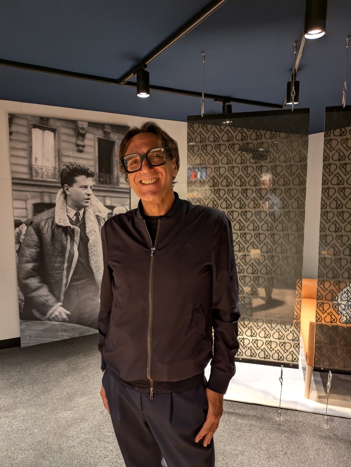 Antonino Labate, Directeur des ventes, du marketing et de l’expérience client Alpine devant le portrait de Jean Rédélé le fondateur de la marque automobile.