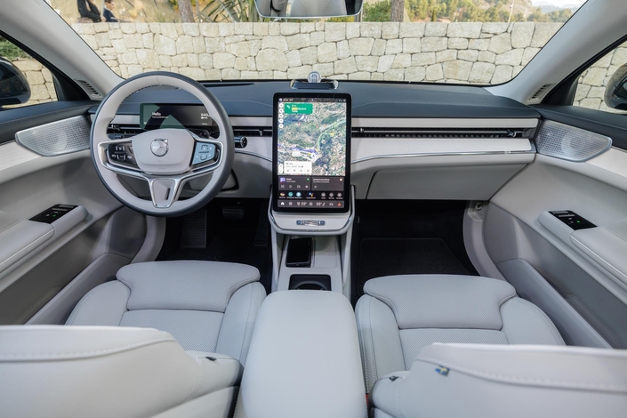Design épuré, grand écran central : l’ES90 ressemble à n’importe quelle voiture électrique moderne… chinoise. Dans le détail, elle est bien plus que cela grâce à des matériaux de belle facture, y compris sur les parties basses, et à des sièges hyperconfortables. Reste à s’accommoder d’une ergonomie qui fait la part belle au tactile.