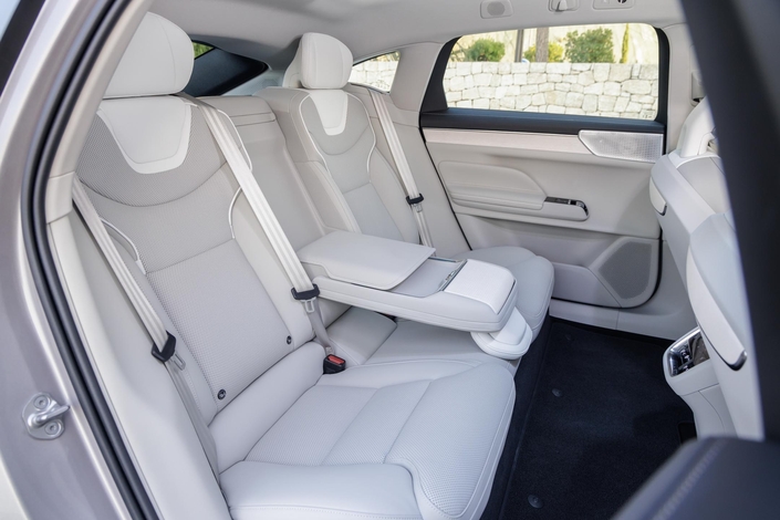 À l’arrière, l’espace aux jambes est royal. Les passagers apprécieront de pouvoir régler l’inclinaison du dossier électriquement sur cette version Ultra, mais pas l’absence de poches aumônières et de poignées au plafond. La place centrale ne sert qu’à dépanner malgré un plancher plat.