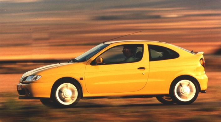Moteur plutôt performant, train avant précis, grosse adhérence, la Renault Mégane 2.0 16V est dynamiquement efficace, mais peu joueuse. Ici en 1996.