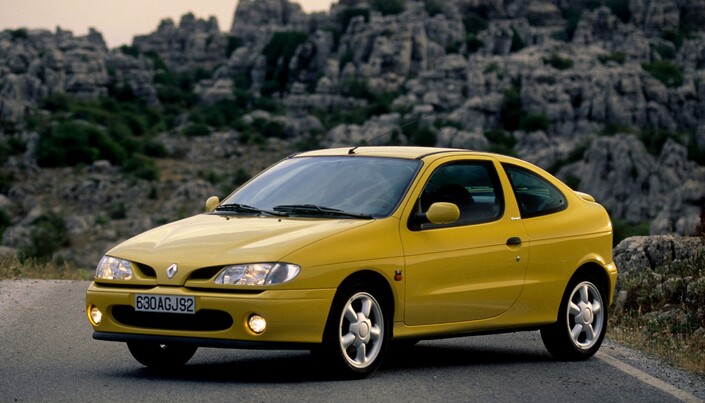 En 2.0 16V, la Renault Mégane Coupé bénéficie de jantes de 16 pouces qu'elle est la seule de la gamme à arborer. Ici en 1996.