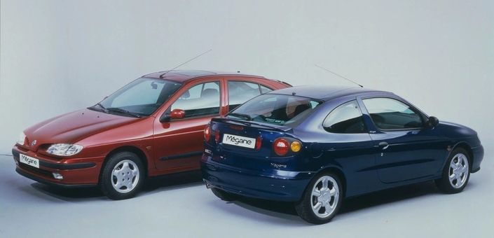Commercialisée en décembre 1995 juste après la berline, la Renault Mégane Coupé se distingue par sa poupe tronquée ornée de feux spécifiques et dépourvue de hayon.