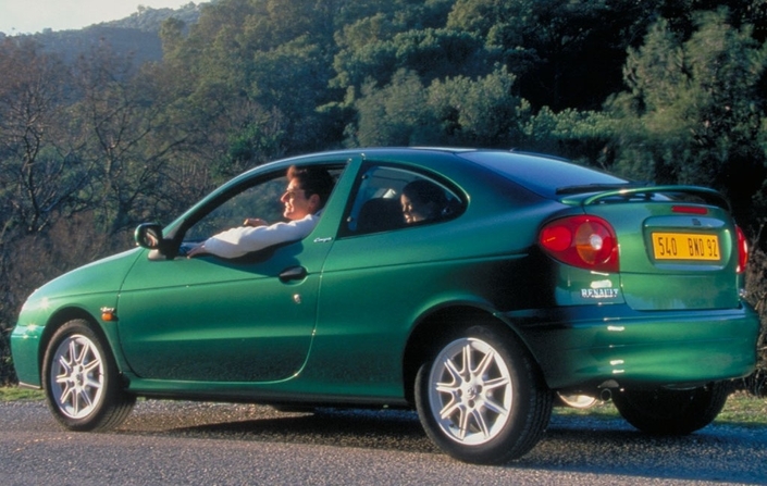 En 2002, la Renault Mégane Coupé troque son 2.0 IDE contre un 2.0 F4R dépourvu d'injection directe mais plus agréable. Un choix équilibré aujourd'hui.