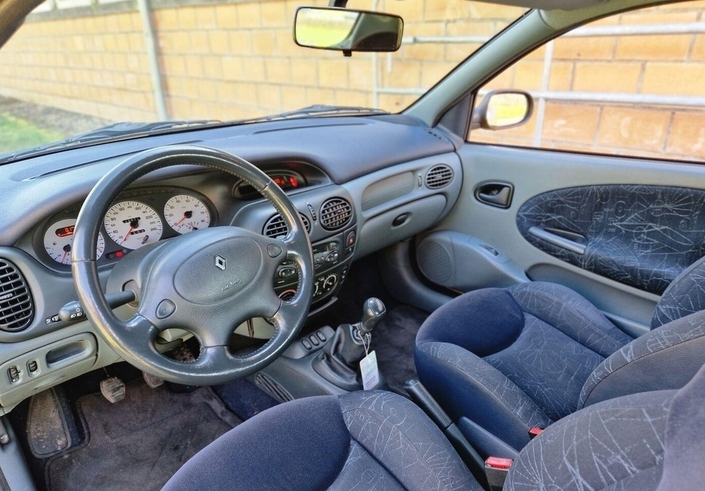 Le tableau de la Renault Mégane 2.0 16V présente joliment même si ses matériaux restent assez banals.