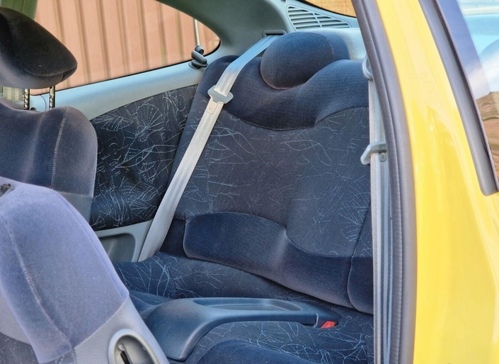 Les places arrière de la Renault Mégane Coupé n'accueillent que difficilement deux adultes. Dommage.