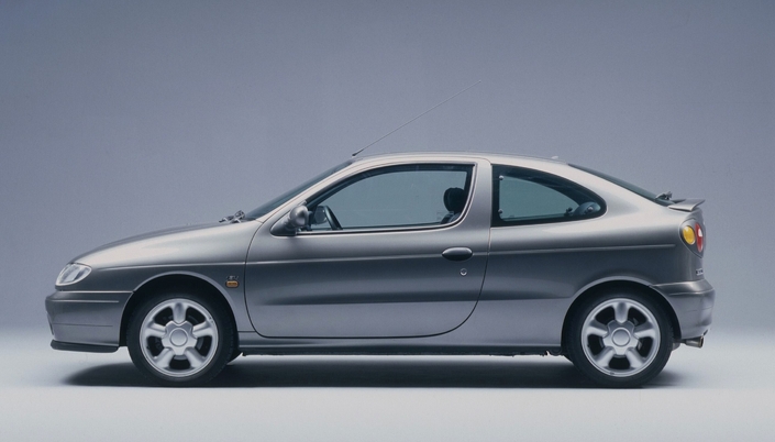 D'un empattement 11 cm plus court que celui de la berline, la Renault Mégane Coupé ne dépasse pas 3,93 m de long : moins qu'une citadine actuelle ! Ici, une 2.0 16v de 1996.