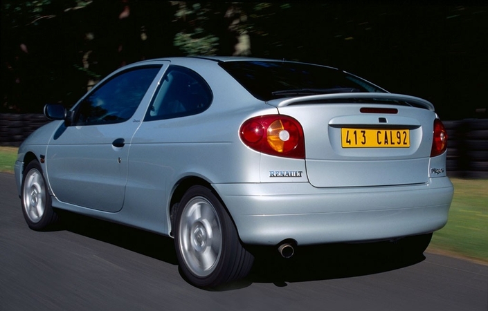 Le restylage de 1999 ne modifie que légèrement les feux de la Renault Mégane Coupé, perdant leurs parties en plastique brut.
