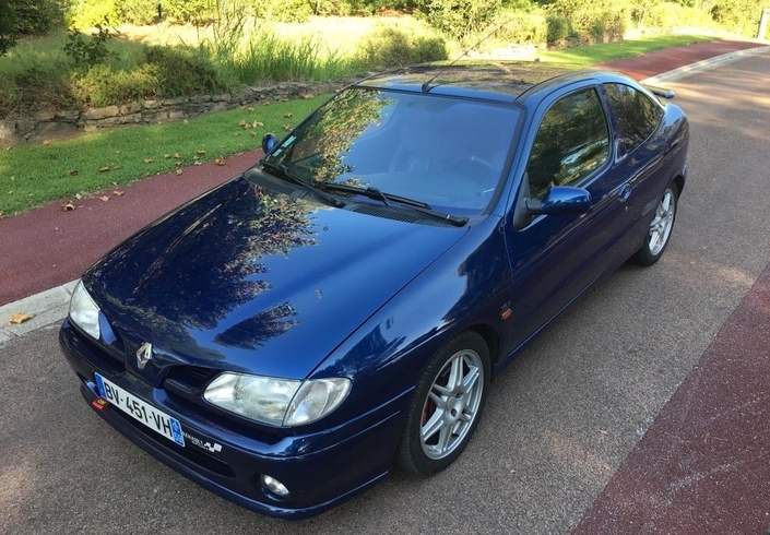 Vendue en France à 400 unités en 1998, la Renault Mégane Coupé 2.0 16V Monte Carlo se signale par ses jantes, son aileron, sa sellerie cuir et sa sono, notamment. Elle existe en bleu et en jaune.