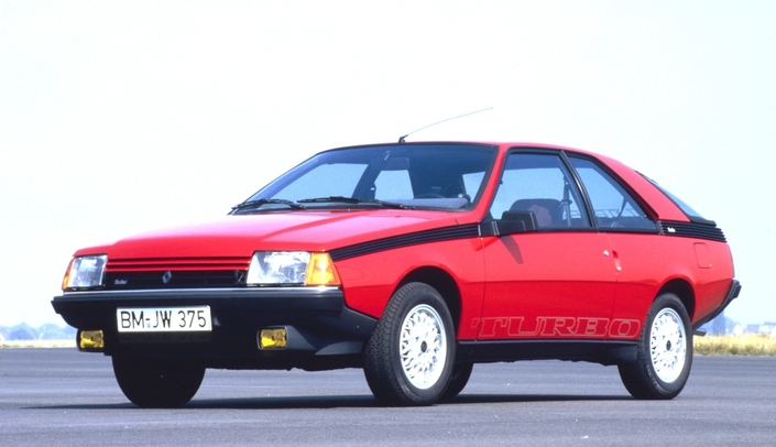 Sous sa ligne très avancée pour 1983, la Renault Fuego Turbo cache un châssis simpliste, mais son moteur suralimenté est performant.