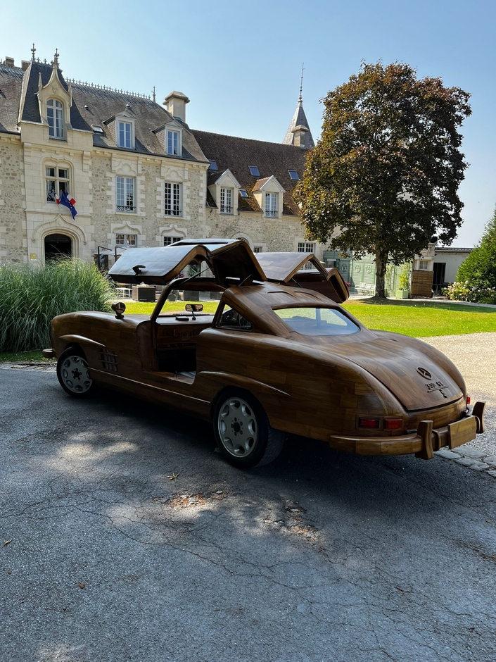 Un Français reproduit en bois la Mercedes 300 SL