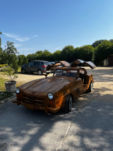 Un Français reproduit en bois la Mercedes 300 SL