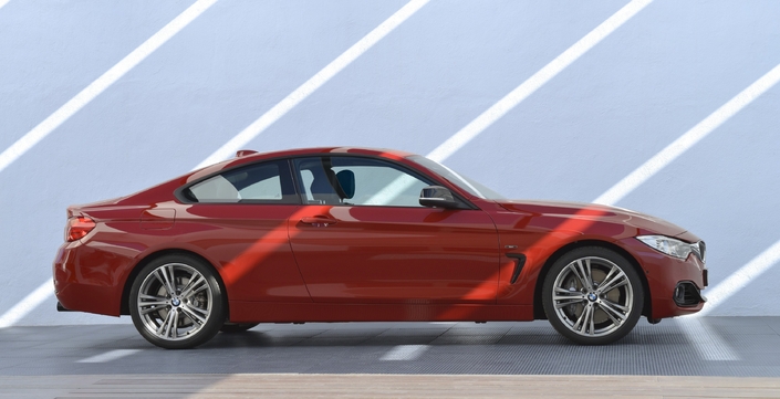 Au printemps 2013, la BMW inaugure la Série 4, une série de coupés de milieu de gamme, aux carrosseries variées. La première ne compte que deux portes.