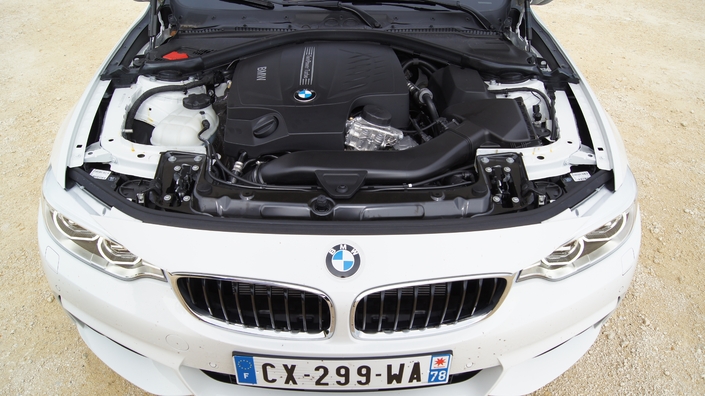 Le bloc N55 de la 435i, ici en 2013, est solide mais souffre de pannes périphériques. Contrairement à ce qu'annonce BMW, la boîte automatique nécessite d'être vidangée.