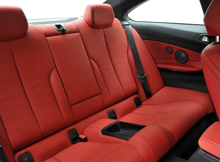 Coupé, la BMW 435i en est un, mais en conservant de belles places arrière ainsi qu'un coffre spacieux : 445 l. Les dossiers se rabattent.