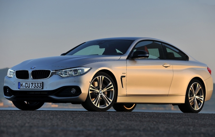 Révélée au printemps 2013, la BMW Série 4 reprend l'avant de la Série 3 dont elle constitue en quelque sorte la variante coupé. Mais tout le reste de la carrosserien travaillée en finesse, est différent.
