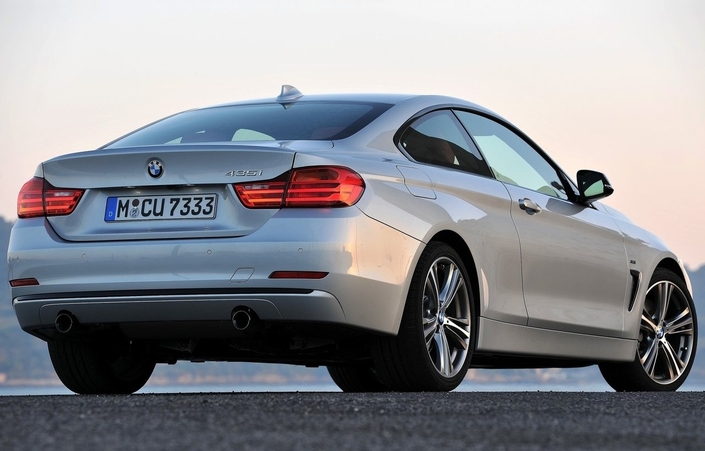 La BMW Série 4 F32 se signale par une poupe fuyante, presque fastback, même si elle se passe de hayon. En 435i, le Cx ressort à 0.30, une valeur appréciable mais pas exceptionnelle. 