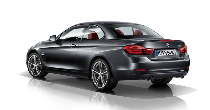 Toit levé, la BMW Série 4 devient un coupé, mais avec en perdant la poupe fuyante du modèle à toit fixe. Et ça ne lui va pas mal.