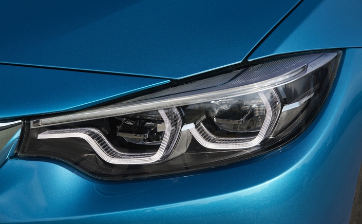 Il faut vraiment regarder les projecteurs de la BMW Série 4 de près pour remarquer les modifications qu'ils ont reçues lors de la mise à jour de 2017.