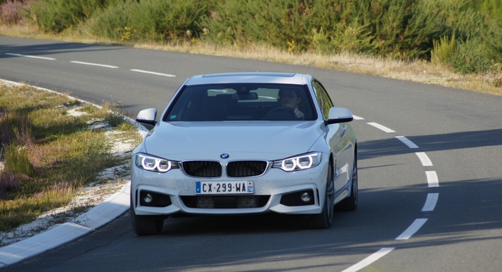 Moteur performant, comportement routier efficace et rassurant, confort certain, la BMW 435i, ici une xDrive en 2013, cumule les qualités mais la sonorité de son moteur déçoit un peu...