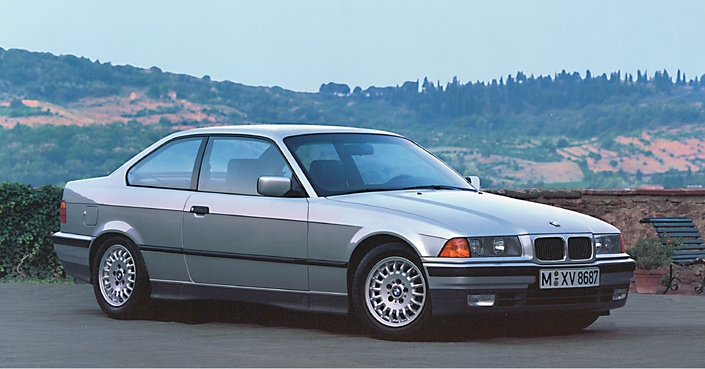 Grande élégance pour le coupé BMW 325i E36, qui ne partage aucun embouti avec la berline. Il est apparu en 1992.