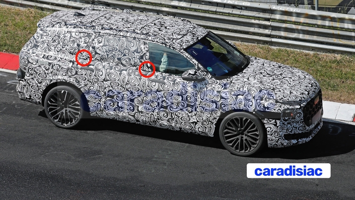 L’Audi SQ9 est de sortie sur la piste du Nürburgring. Le camouflage est impressionnant et l’on note la présence d’adhésifs en forme de poignée qui essayent de nous tromper. Car l’ouverture des portes se fera par de petites excroissances situées au bas des montants des vitres arrière (dans les ronds rouges).