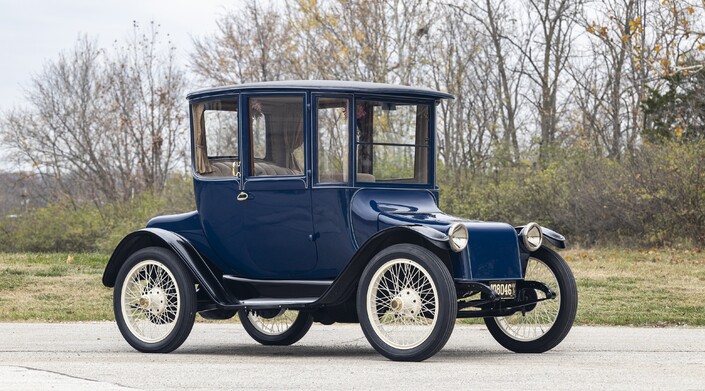 Une Detroit Electric de 1915. Destinée à une clientèle aisée, cette voiture profite d'un habitacle luxueux et très confortable