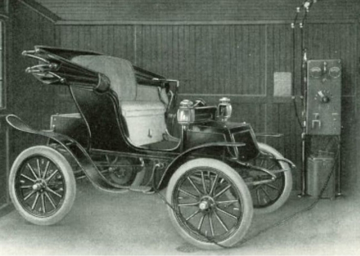 Une Studebaker électrique en train de recharger ses batteries, en 1904. Photo : Amicale Studebaker.