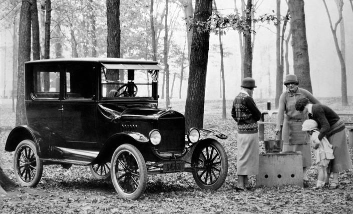 La Ford T, techniquement avancée en 1907 et surtout très peu chère grâce à la production en grande série, a totalement révolutionné le marché automobile mondial.