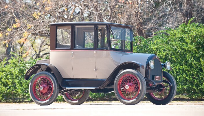 Une Detroit Electric 82 en 1920. Notez comment elle tente d'imiter le style des autos thermiques, alors en plein boom, en arborant un faux radiateur... 