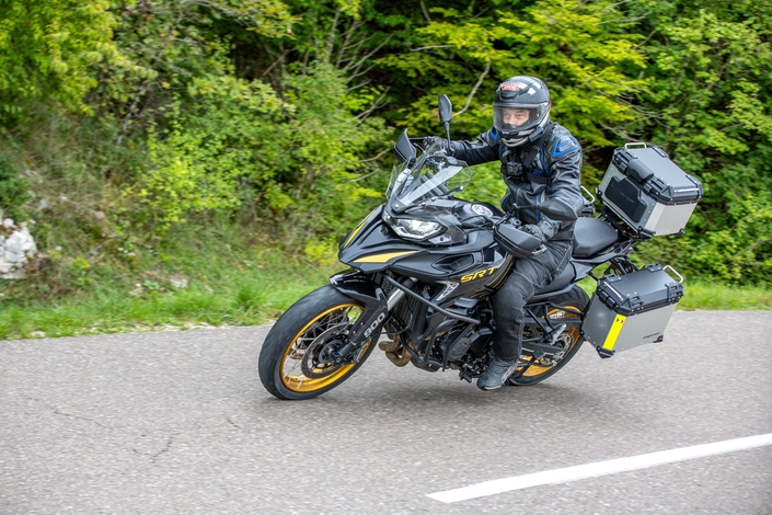La QJ Motor SRT 900 SX Touring est-elle une bonne copine un peu lourde sur les bords ?