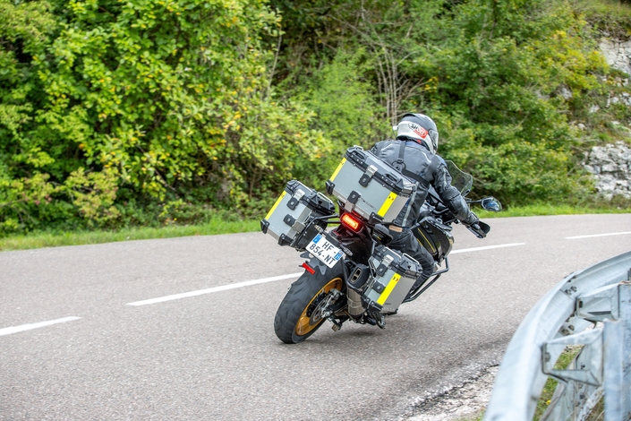 La QJ Motor SRT 900 SX Touring est-elle une bonne copine un peu lourde sur les bords ?