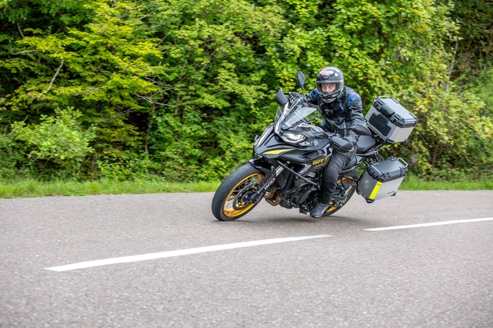 La QJ Motor SRT 900 SX Touring est-elle une bonne copine un peu lourde sur les bords ?