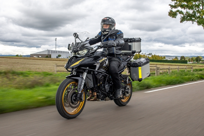 La QJ Motor SRT 900 SX Touring est-elle une bonne copine un peu lourde sur les bords ?