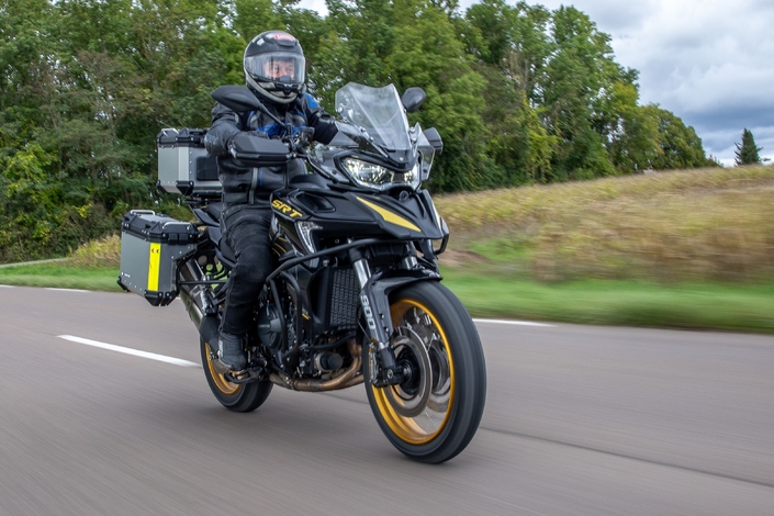 La QJ Motor SRT 900 SX Touring est-elle une bonne copine un peu lourde sur les bords ?