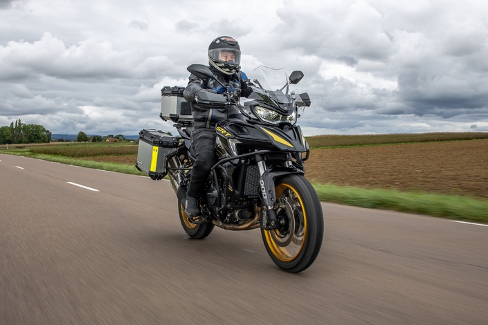 La QJ Motor SRT 900 SX Touring est-elle une bonne copine un peu lourde sur les bords ?