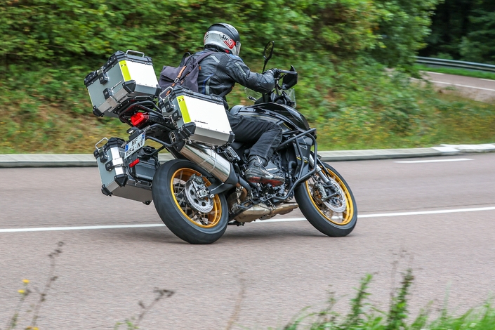La QJ Motor SRT 900 SX Touring est-elle une bonne copine un peu lourde sur les bords ?