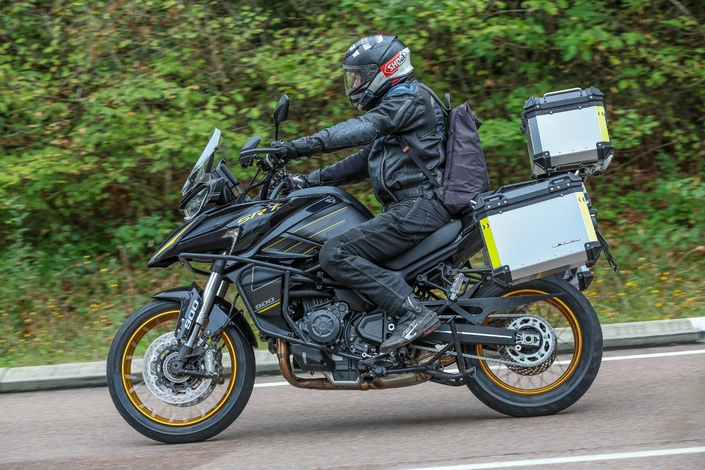 La QJ Motor SRT 900 SX Touring est-elle une bonne copine un peu lourde sur les bords ?