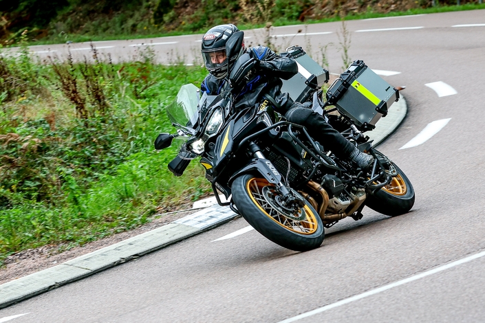 La QJ Motor SRT 900 SX Touring est-elle une bonne copine un peu lourde sur les bords ?