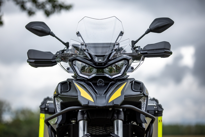 La QJ Motor SRT 900 SX Touring est-elle une bonne copine un peu lourde sur les bords ?