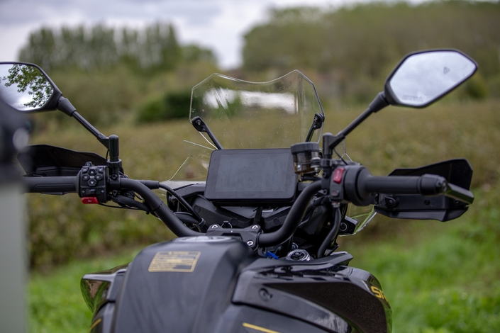 La QJ Motor SRT 900 SX Touring est-elle une bonne copine un peu lourde sur les bords ?