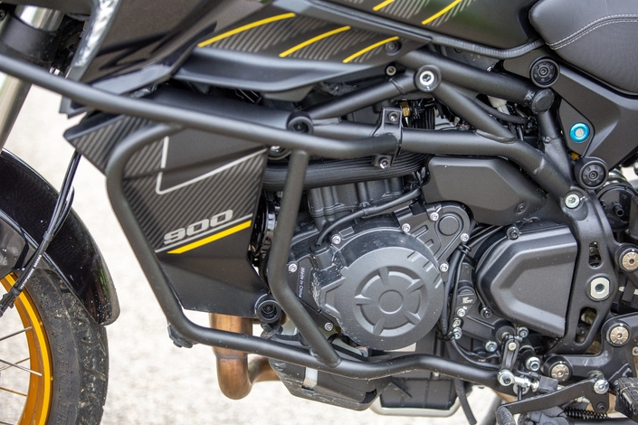 La QJ Motor SRT 900 SX Touring est-elle une bonne copine un peu lourde sur les bords ?