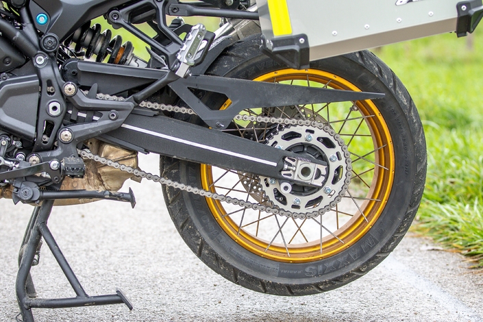 La QJ Motor SRT 900 SX Touring est-elle une bonne copine un peu lourde sur les bords ?