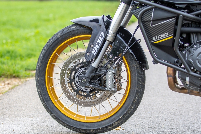 La QJ Motor SRT 900 SX Touring est-elle une bonne copine un peu lourde sur les bords ?