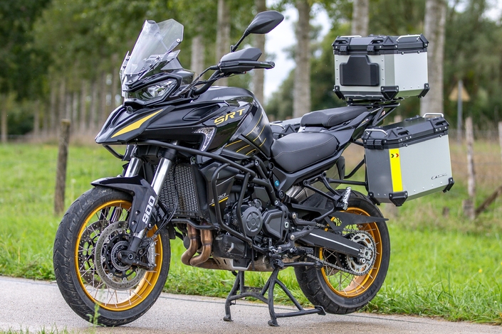 La QJ Motor SRT 900 SX Touring est-elle une bonne copine un peu lourde sur les bords ?