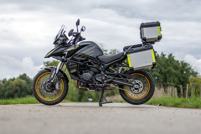 La QJ Motor SRT 900 SX Touring est-elle une bonne copine un peu lourde sur les bords ?