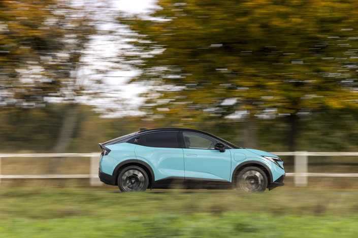 La consommation moyenne s'est établie à 15,5 kWh/100 au terme de notre essai, réalisé dans des conditions favorables à l'électrique (autoroutes à 110, beaucoup de routes secondaires). Cela reste donc un peu décevant par rapport aux chiffres officiels.